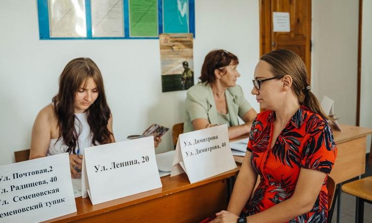 Курская область, Курск, Красная площадь, 1. Рабочая встреча И.Щёголева с А.Смирновым. Фото: правительство Курской области kursk.ru