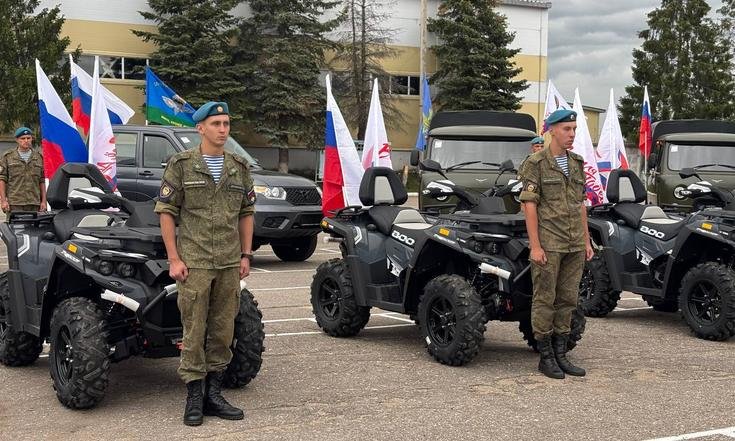 Кострома, улица Никитская, 47. Вручение ключей от военной техники. Фото: adm44.ru