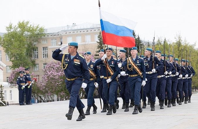 Тула, площадь Победы. Возложение гирлянды и цветов к Вечному огню Мемориального комплекса «Героическим защитникам Тулы в 1941 году». Фото: tularegion.ru