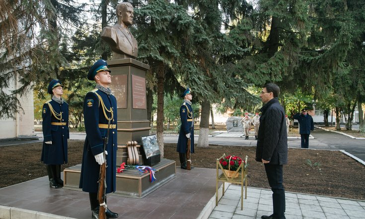 Воронежская область, Борисоглебск, улица Чкалова, 16б. Возложение цветов к памятнику Герою России Р.Филипову. Фото: правительство Воронежской области govvrn.ru