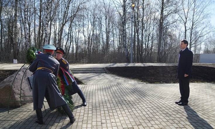 10 апреля 2020 года, Смоленская область. Возложение венка от Президента Российской Федерации к мемориалу на месте крушения самолета с польской делегацией 10 лет назад