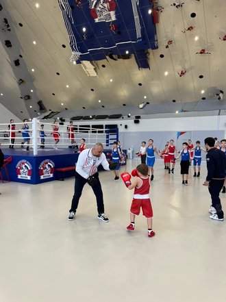 Москва, Новолужнецкий проезд, 13. Международный центр бокса. Артём из Курска на тренировке от заслуженного тренера и мастера спорта А.Б.Лебзяка. Фото: Аппарат полномочного представителя