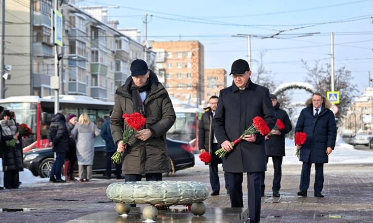Калуга, улица Кирова. Возложение цветов к Вечному огню на Могиле Неизвестного Солдата. Фото: admoblkaluga.ru