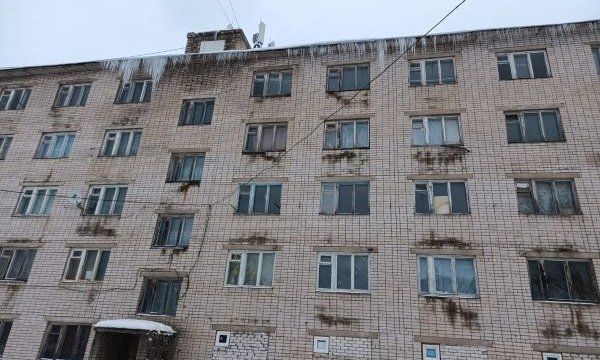 Тверская область, Вышневолоцкий городской округ, поселок Красномайский, улица Кирова, 33. Здание общежития филиала ГБПОУ «Вышневолоцкий колледж» на дату личного приема граждан, проведенного М.А.Бубеном 16.03.2023