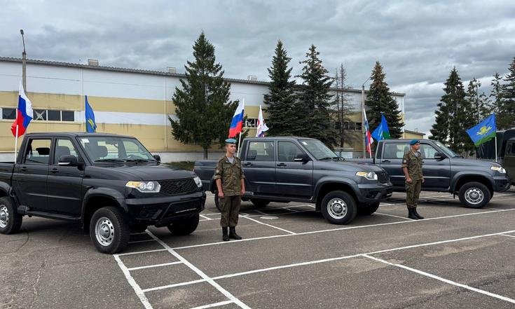 Кострома, улица Никитская, 47. Вручение ключей от военной техники. Фото: adm44.ru