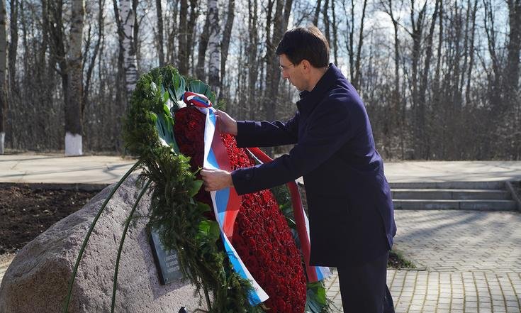 10 апреля 2020 года, Смоленская область. Возложение венка от Президента Российской Федерации к мемориалу на месте крушения самолета с польской делегацией 10 лет назад