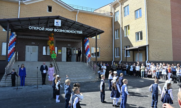 Калужская область, Тарусский район, село Лопатино. Здание новой школы. Фото: admoblkaluga.ru