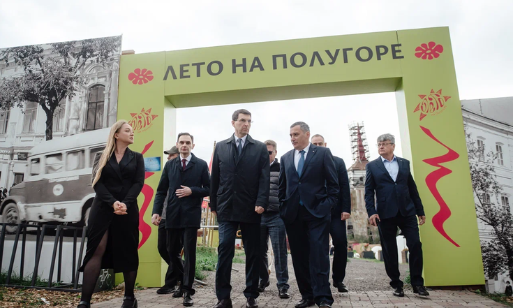 Курск. Осмотр выставочных зон на фестивале «Лето на Полугоре». Фото: kursk.ru