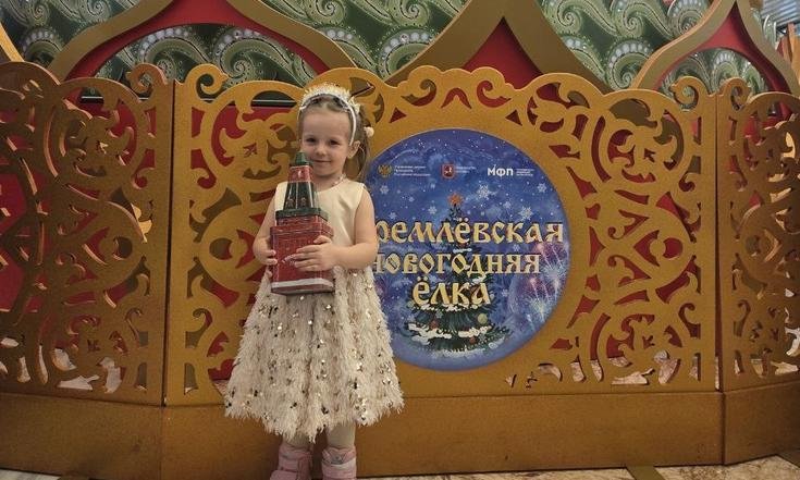 Москва, улица Воздвиженка, 1. Таисия посещает Кремлёвскую новогоднюю ёлку. Фото: М.Власенко