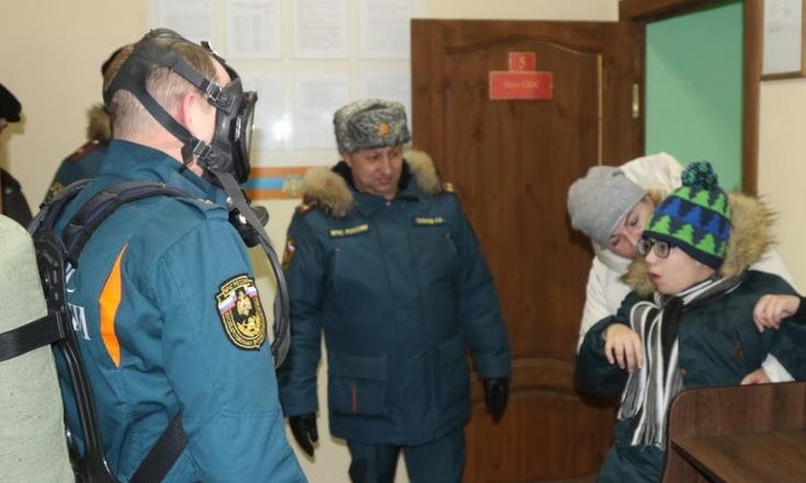 Благодаря акции «Ёлка желаний» Игорь Слепов вместе с семьей прокатился на пожарной машине.