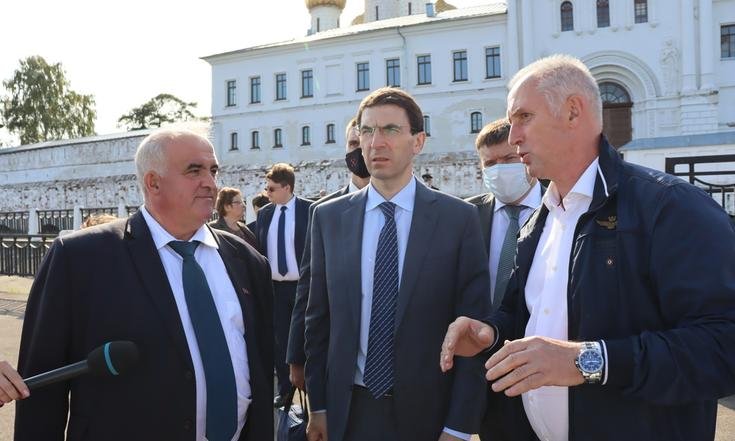 4 сентября 2020 года. Кострома. Осмотр продукции АО "Костромской судомеханический завод. Фото: пресс-служба Губернатора Костромской области