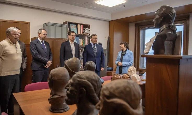Москва, Ленинский проспект, 32а. Осмотр коллекций Института этнологии и антропологии РАН. Фото: пресс-служба Минобрнауки России