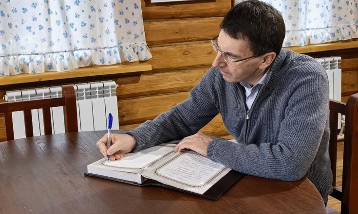 Московская область, поселок Серебряные Пруды, улица Маршала В.И.Чуйкова, 15. Осмотр экспозиции Мемориального дома-музея В.И.Чуйкова. Фото: тг-канал главы м.о. Серебряные Пруды О.Павлихина