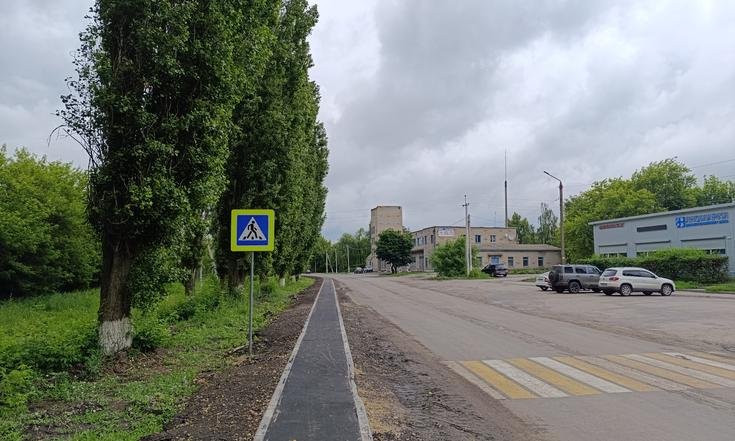 Воронежская область, город Эртиль. Обустройство пешеходной зоны на участке автомобильной дороги Эртиль – Шукавка – Большой Самовец завершено (к информации о выполнении поручения по итогам личного приема граждан, проведенного А.В.Ерёминым 04.07.2024.)