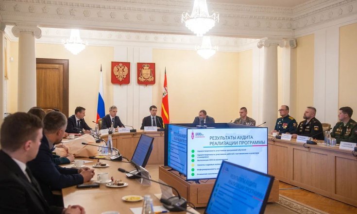 Смоленск, площадь Ленина, 1. Встреча с победителями программы «Герои СВОего времени. Смоленск». Фото: admin-smolensk.ru