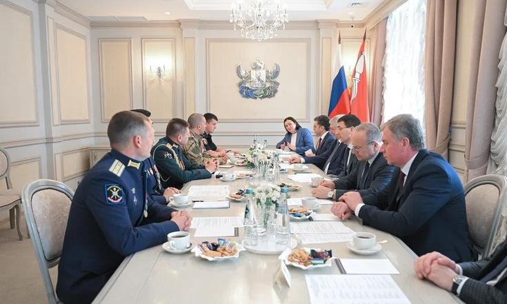 Воронеж, площадь Ленина, 1. Встреча с победителями региональной программы «Герои земли Воронежской». Фото: govvrn.ru