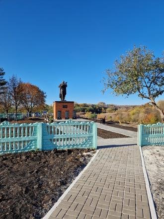 Белгородская область, Корочанский район, Соколовское сельское поселение, хутор Миндоловка. Ремонт братской могилы советских воинов завершен (к информации о выполнении поручения по итогам личного приема граждан, проведенного А.В.Анисимовым 21.09.2023)