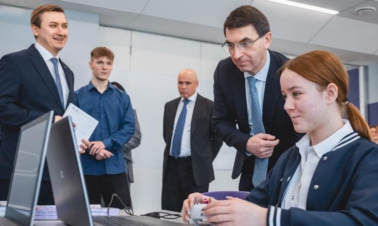 Липецк, улица Василия Саунина, 4. Посещение крупнейшей школы в регионе. Фото: липецкаяобласть.рф