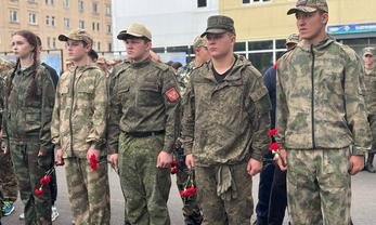 Кострома, улица Никитская, 47. Церемония открытия военно-спортивных игр «Юнармейский щит – 2025». Фото: adm44.ru