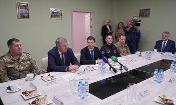 Брянск, проспект Станке Димитрова, 88. Встреча И.Щёголева и А.Богомаза с участниками программы «Время героев» в Брянской области. Фото: пресс-служба правительства Брянской области