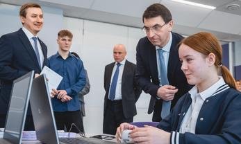 Липецк, улица Василия Саунина, 4. Посещение крупнейшей школы в регионе. Фото: липецкаяобласть.рф