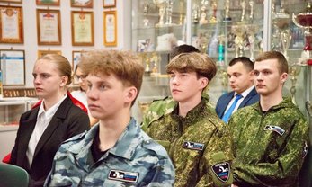 Смоленск, улица Кирова, 22. Игорь Щёголев и Василий Анохин на Уроке мужества в школе № 33. Фото: admin-smolensk.ru