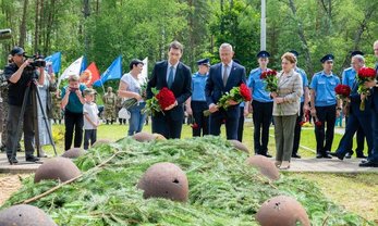 Калужская область, Юхновский район, мемориал «Поле Памяти». Патриотическая церемония «Вахта памяти». Фото: Н.Копоня, admoblkaluga.ru