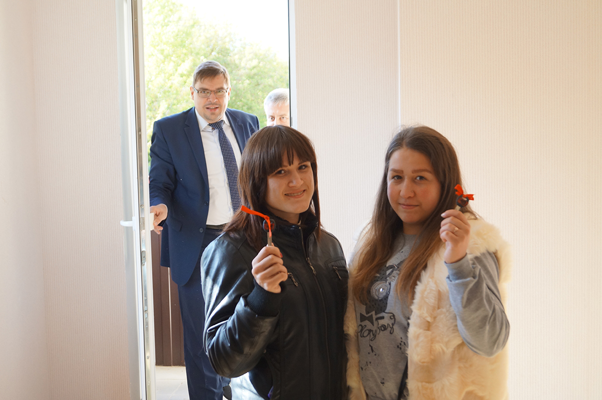 В Калужской области тридцать юношей и девушек получили ключи от новых квартир