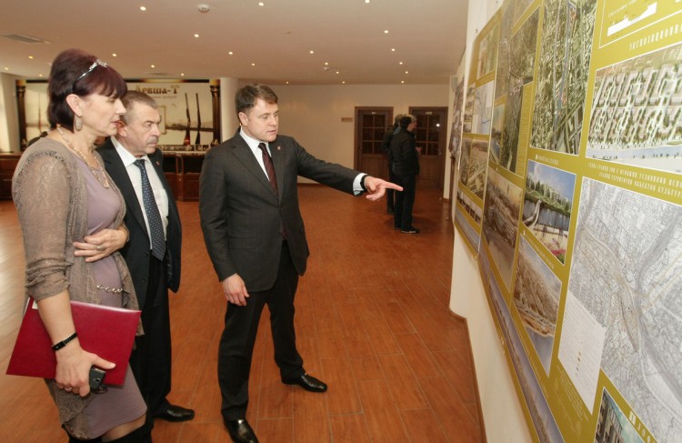 Губернатор В.С.Груздев ознакомился с выставкой проектов благоустройства набережной реки Упы