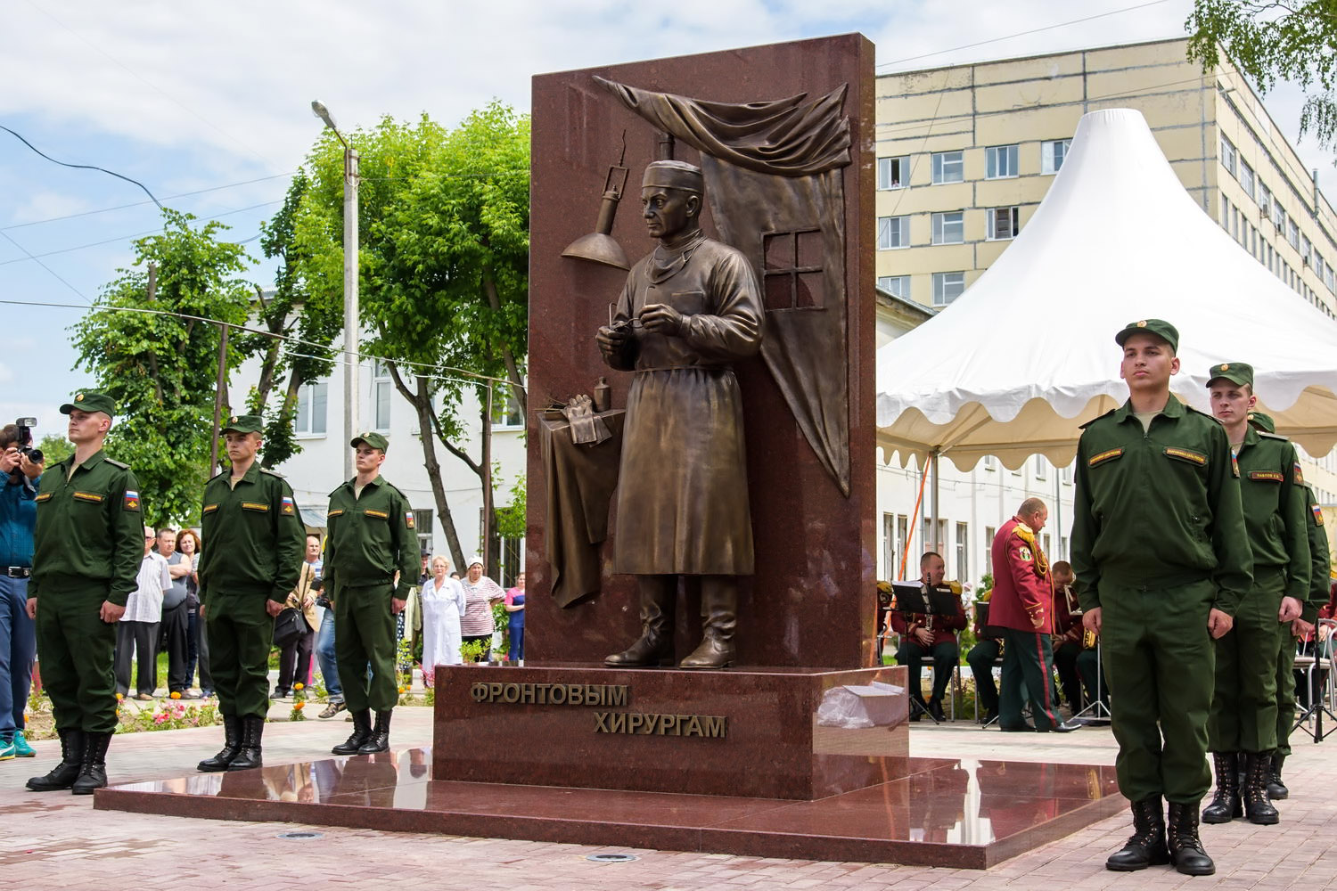 В Калуге открыли первый в России памятник фронтовому хирургу
