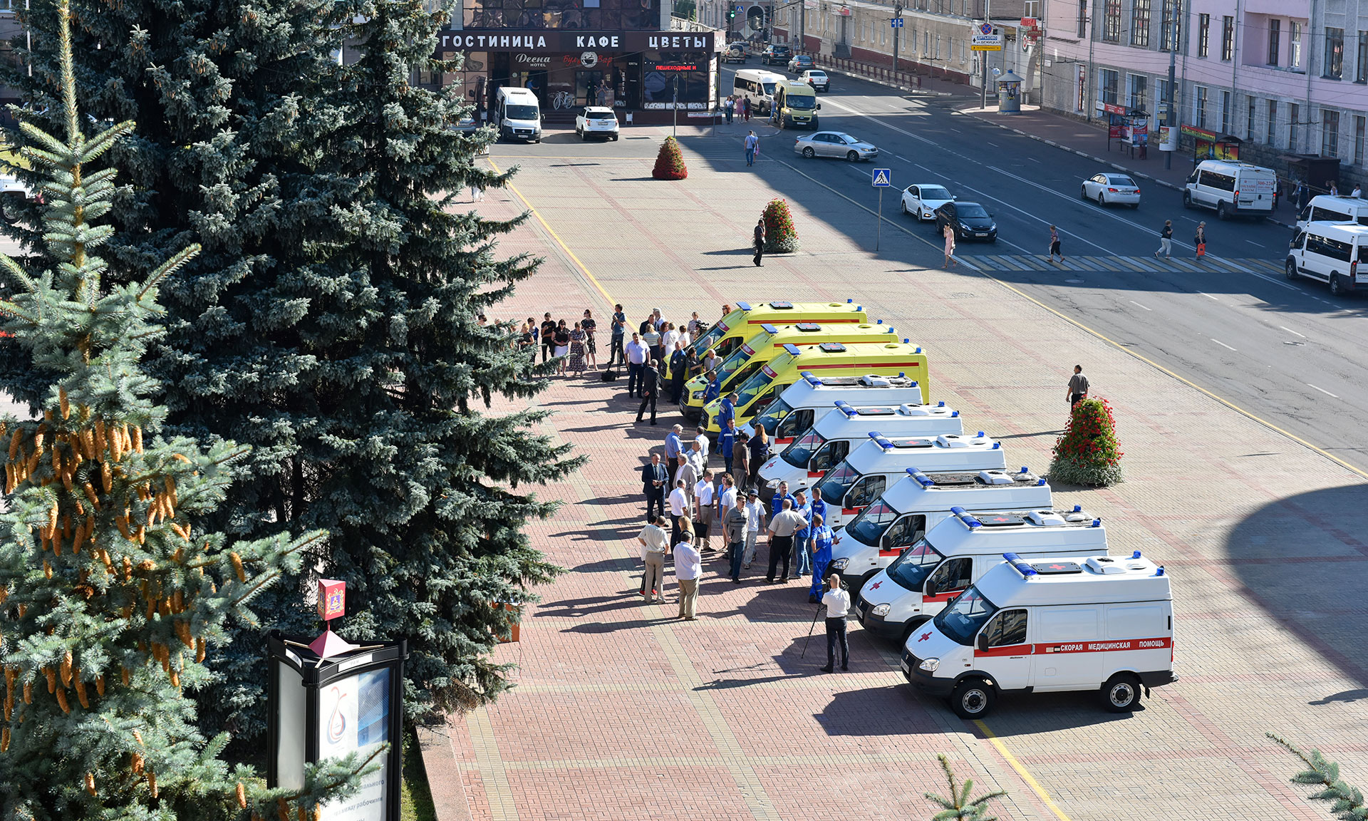 Главная задача — сбережение людей: Александр Богомаз вручил брянским больницам ключи еще от девяти машин скорой помощи