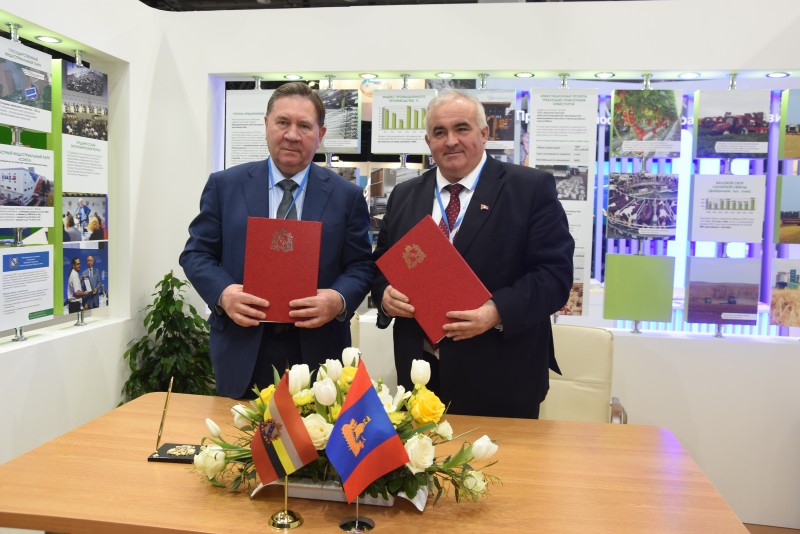 Губернатор Курской области Александр Михайлов подписал соглашения с Ульяновской и Костромской областями