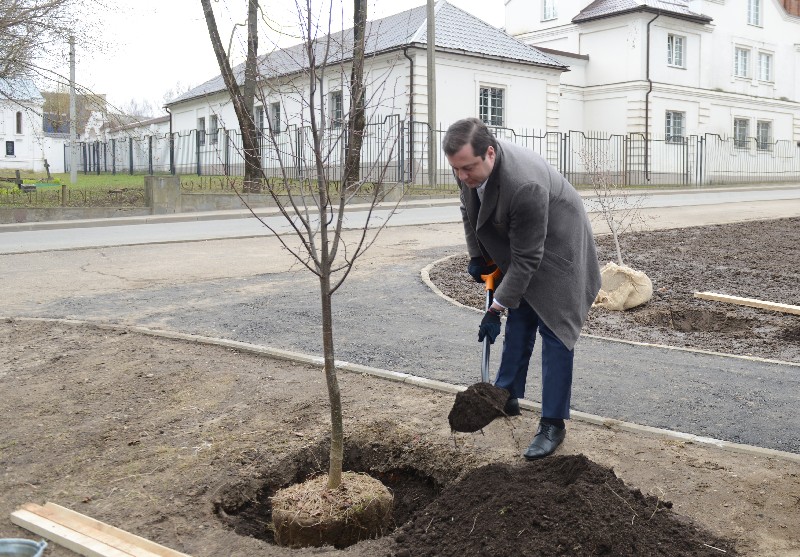 Губернатор Смоленской области принял участие в закладке памятной Аллеи в честь Года экологии