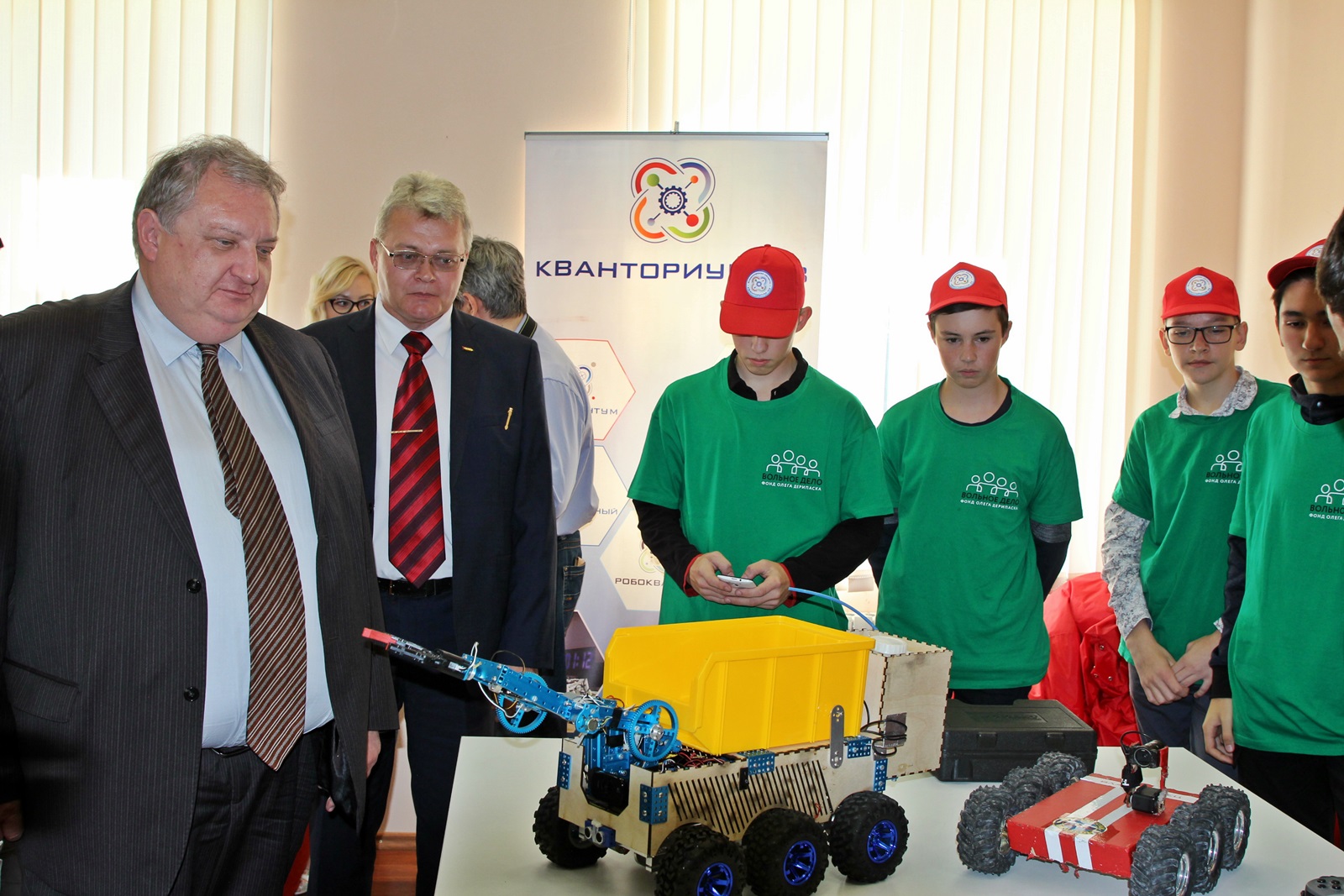 На базе Александровского промышленно-гуманитарного колледжа состоялось торжественное открытие детского «Технопарка-33»  по направлению «робототехника