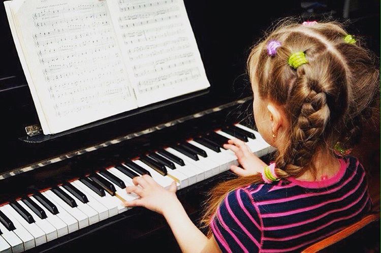 Школы искусств Калужской области получат новые фортепиано