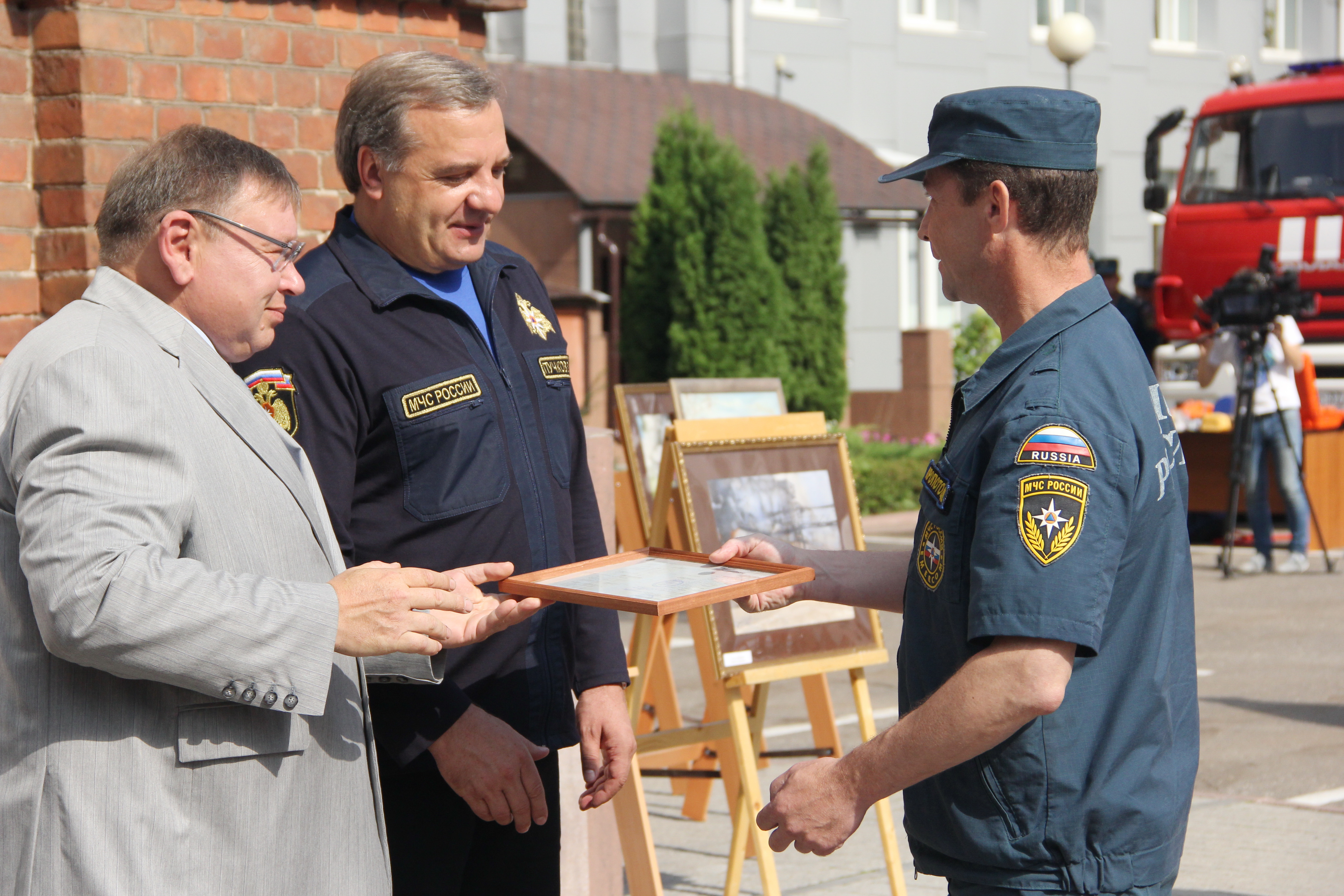 Глава МЧС России передал новую современную технику пожарно-спасательным подразделениям региона