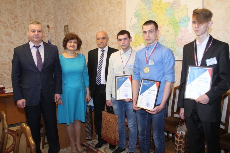 Победителям регионального открытого чемпионата «Молодые профессионалы» WorldSkills Russia по компетенции «Реставрация произведений из дерева» вручили заслуженные награды