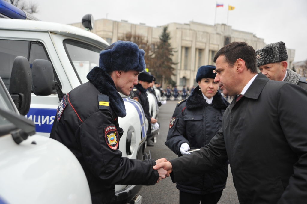 Дмитрий Миронов вручил сотрудникам полиции ключи от нового служебного автотранспорта