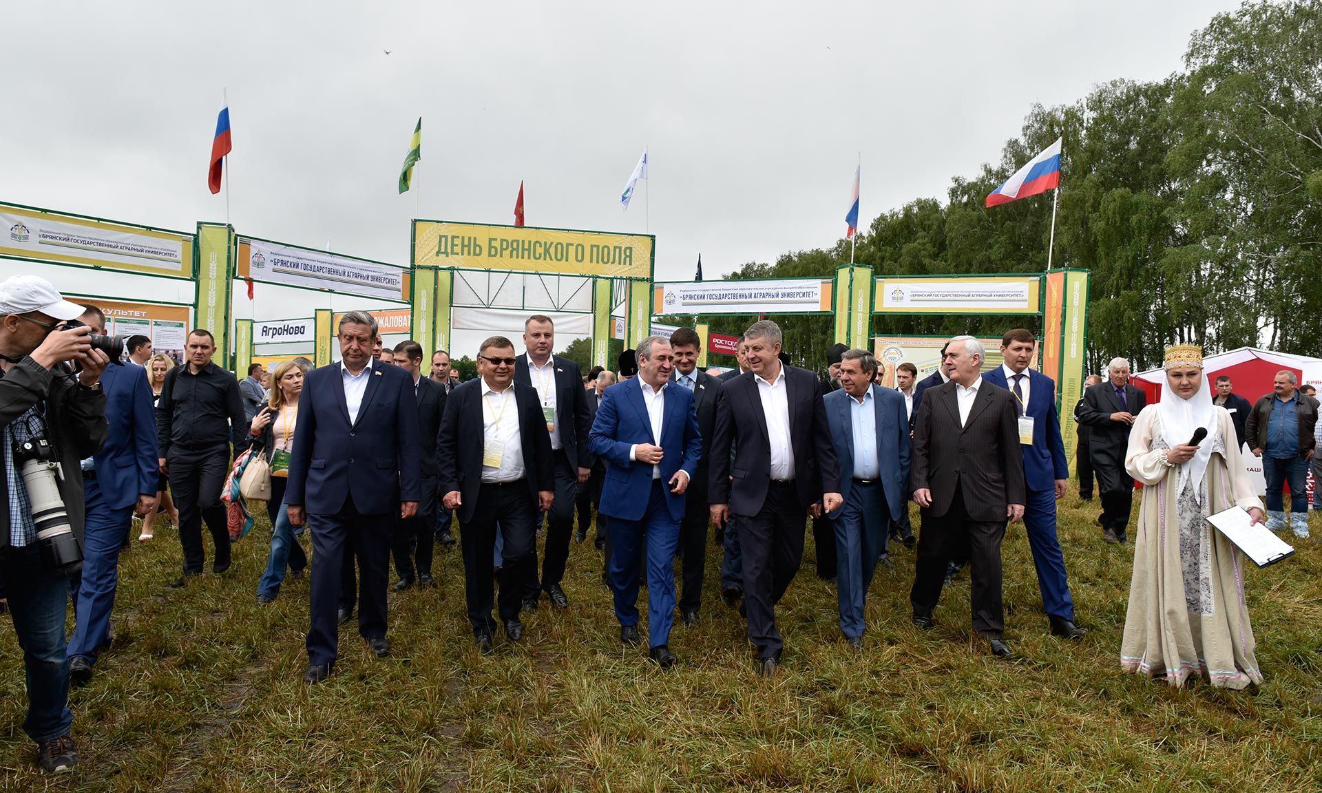 В Брянской области открылась Межрегиональная агропромышленная выставка-демонстрация «День брянского поля-2017»