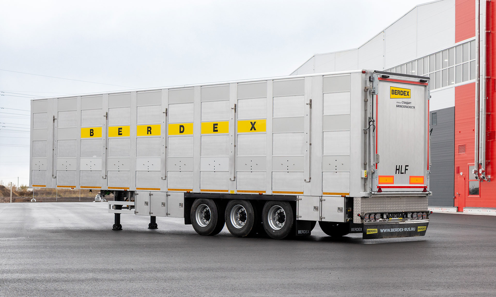 Брянск, улица Вокзальная, 128. Полуприцеп для перевозки сельскохозяйственных животных. Фото: bryanskobl.ru