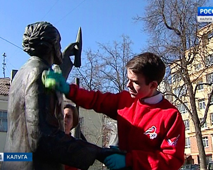 Активисты "Молодежки ОНФ" навели порядок у скульптурной композиции "Встреча Королева и Циолковского"