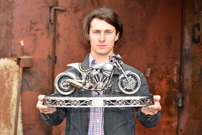 Калужанин сделал миниатюрный мотоцикл для голливудского актера