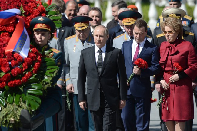 Президент России Владимир Путин возложил венок к Вечному огню у Могилы Неизвестного Солдата в Александровском саду