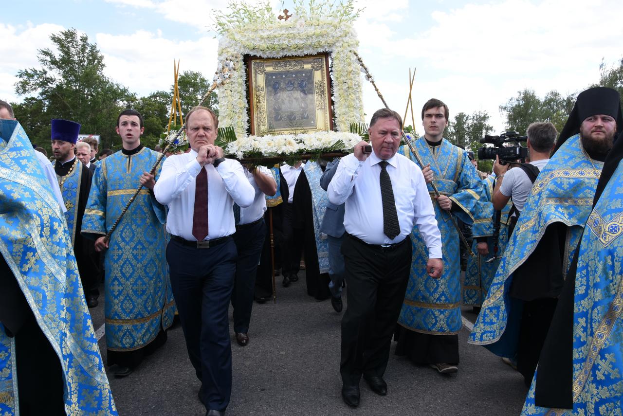 Тысячи верующих приняли участие в юбилейном крестном ходе с курской иконой «Знамение»