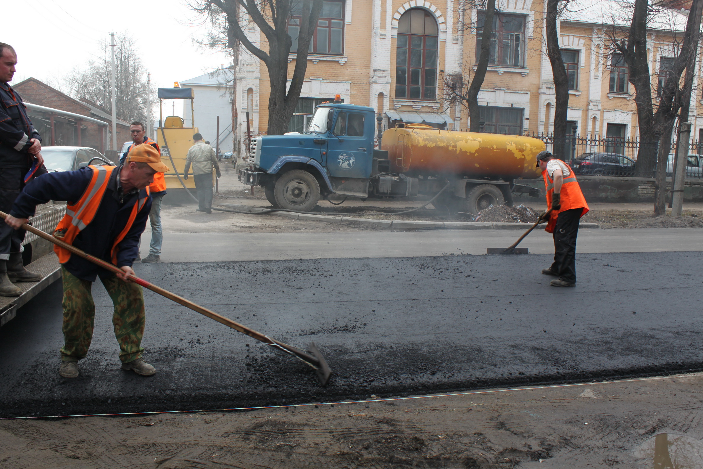 Городские власти пообещали привести к майским праздникам центральные дороги Иванова в удовлетворительное состояние