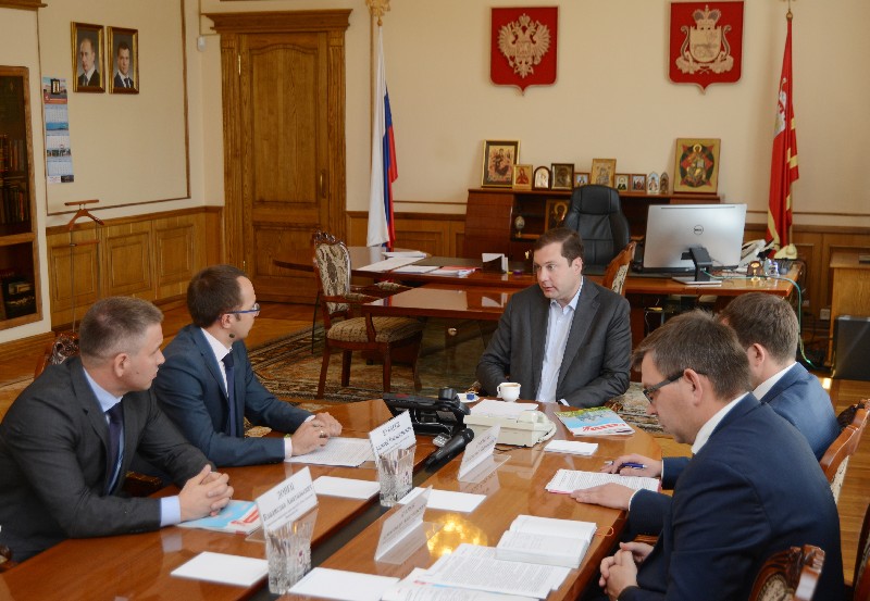 Губернатор Алексей Островский провел рабочее совещание по вопросу создания единой торговой марки «Смолпродукт»