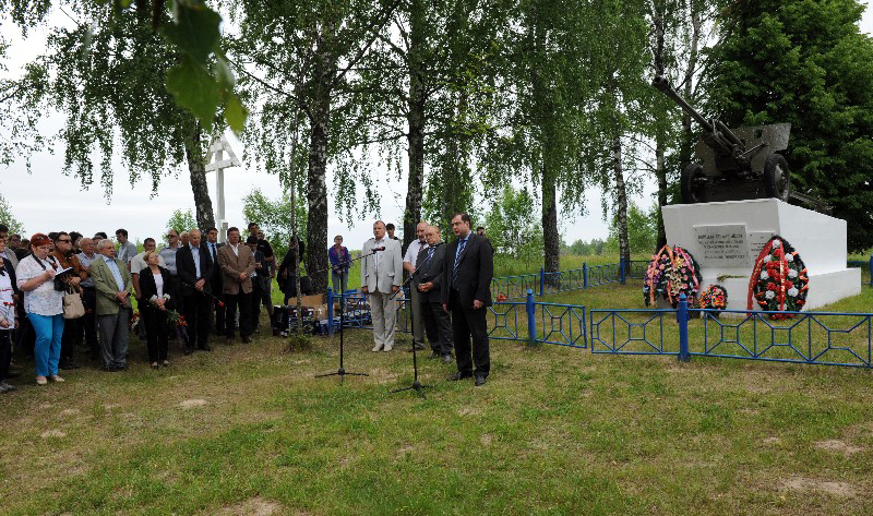 Делегация МГУ почтила память погибших на Ельнинской земле ополченцев – студентов, аспирантов, сотрудников университета