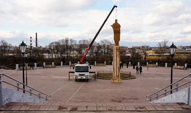 На Владимирской набережной Смоленска провели демонстрацию будущего памятника