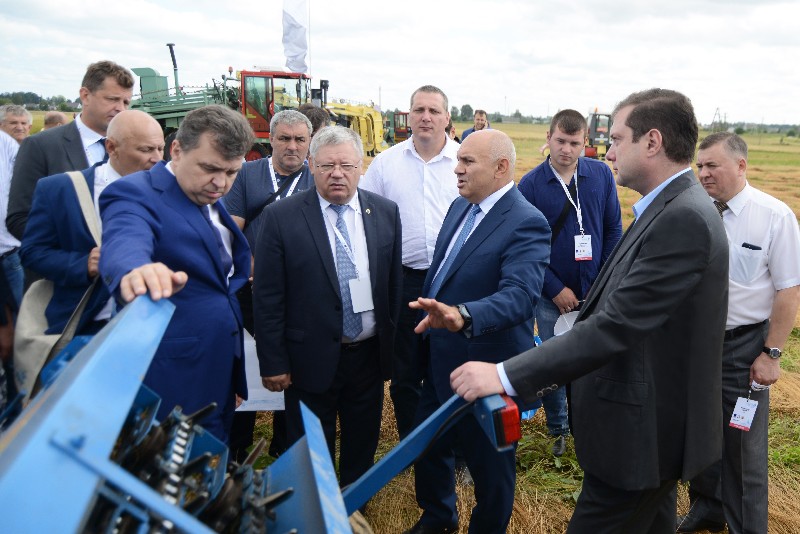 Губернатор Алексей Островский принял участие в первом Всероссийском Дне льняного поля – 2018