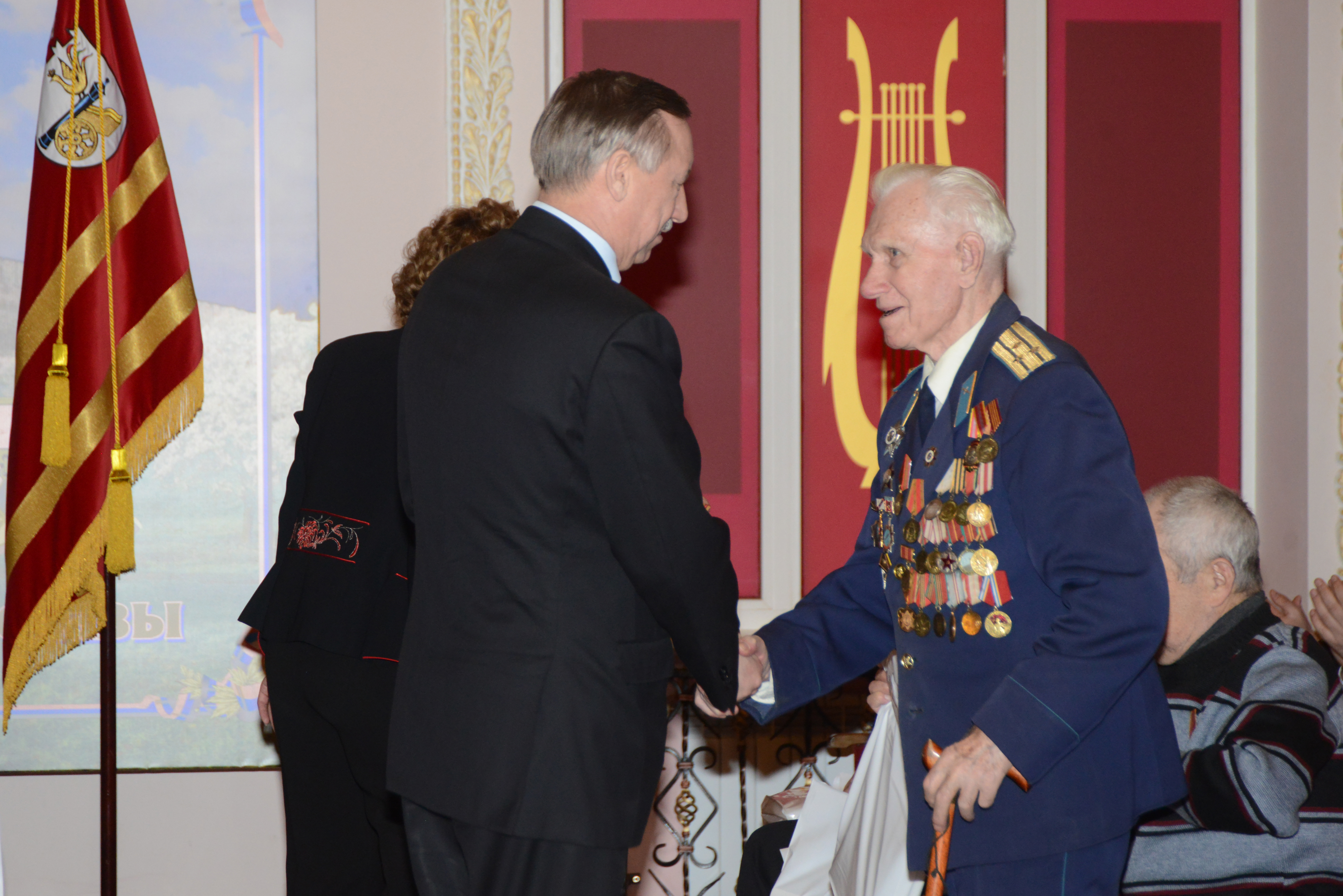 Александр Беглов вручил ветеранам Смоленской области юбилейные медали